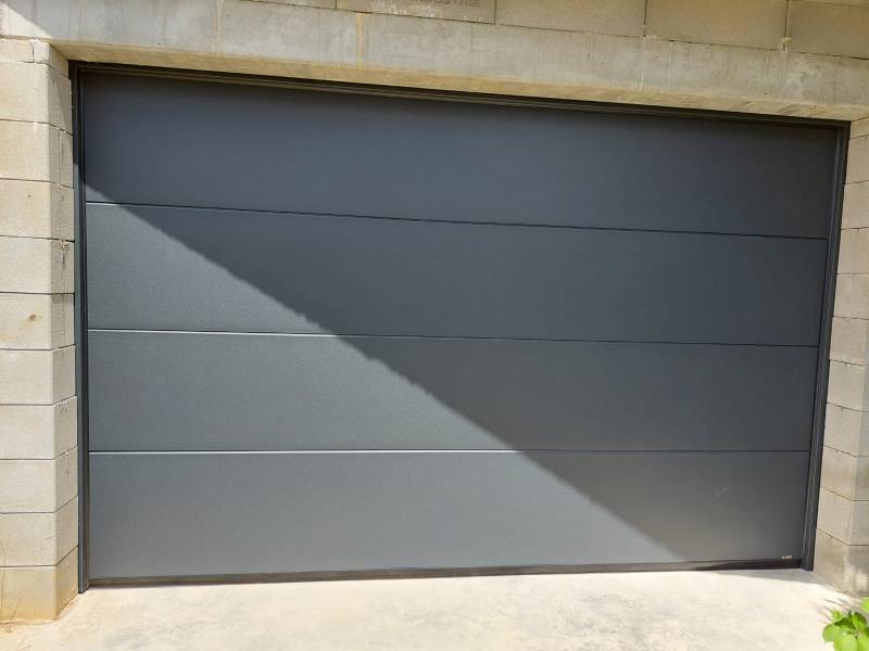 Porte de garage moderne gris anthracite en nouvelle construction