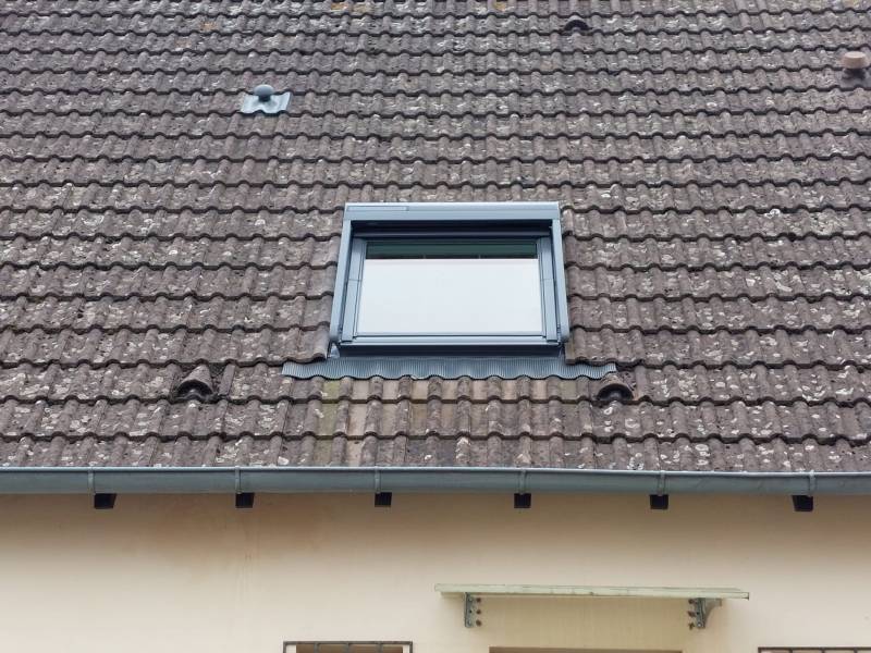 fenêtre de toit VELUX avec volet roulant solaire VELUX