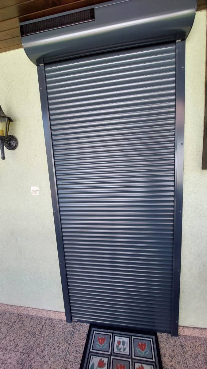 Volet roulant motorisé solaire gris anthracite