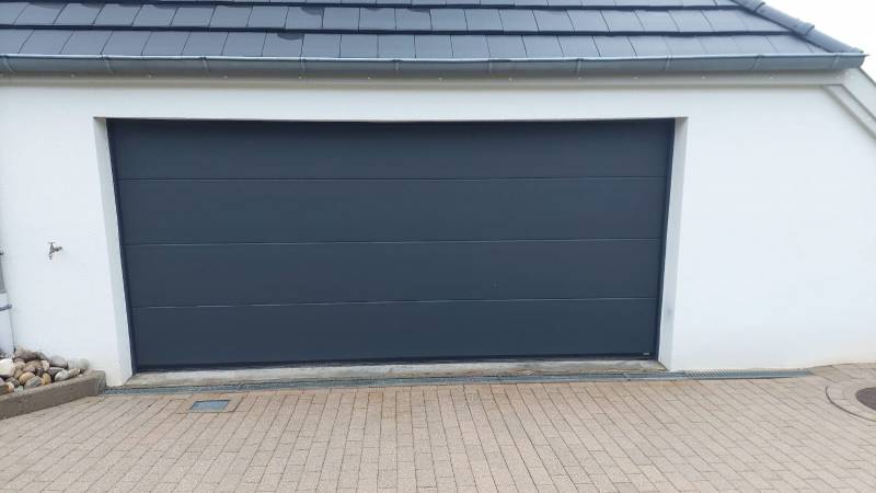 Porte de garage sectionnelle gris anthracite