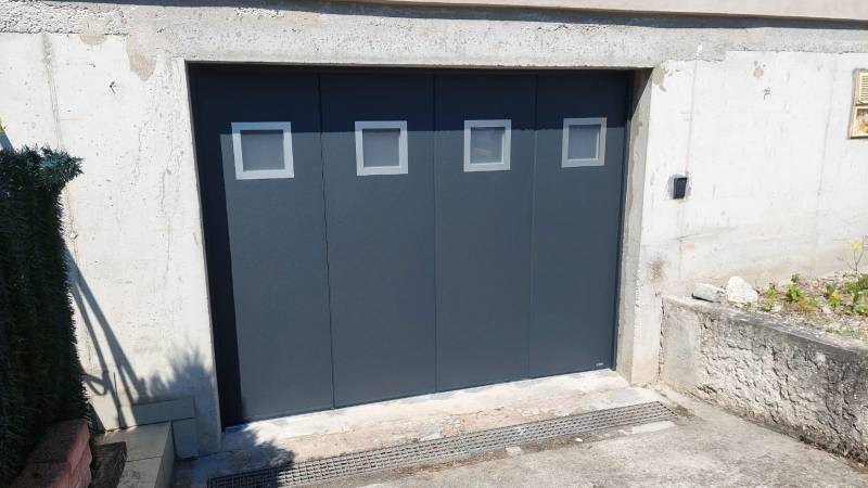 porte de garage sectionnelle latérale motorisée