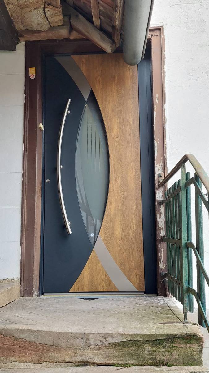 porte en aluminium moderne avec imitation bois et gris anthracite